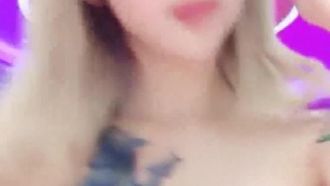 携帯電話生放送の有名人の顔のアンカーが腕のタトゥーを見せびらかして誘惑する、とても良い