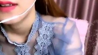 豊かな髪と美貌を持つ美少女が、セクシーなシースルーの服を着て、バイブでお尻を上げてオナニーします。