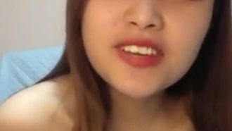 新人漂亮美女主播收费直播大秀 身材也不错 舔奶插穴自慰 十分诱人