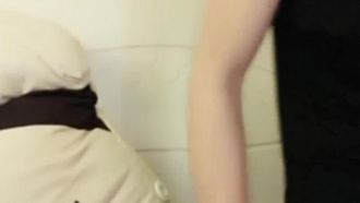 A very beautiful and elegant lady takes a bath live. Her skin is white and beautiful. After taking a bath, she sits down and chats.