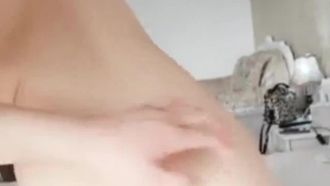 彼女は多くの体位で非常に耐久性があり、スレンダーな体型と強い性欲を持っています。彼女はベッドからバルコニーまで犯されます。