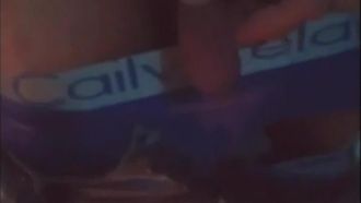 长相甜美性感的网红女神鹿少女夜晚约隔壁男邻居趁老婆睡着后到楼梯道啪啪,干一会太冷2人又到楼下车里狂操!