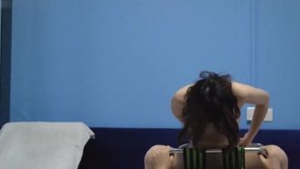 91粉粉系列第5部 很骚的小妮子在情趣酒店玩了很多道具被内射