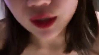 大学生兼职女主播和眼镜男同学酒店露脸开房自拍