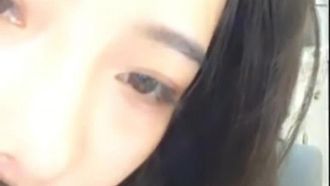 ルックスも気質も最高の女神アンカーが有料オナニーショーをします。彼女はまばらな陰毛を持ち、エクスタシーでオナニーします。