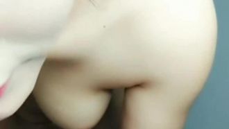毛毛比較多身材不錯膚白美乳新人女主播第五部 全裸床上新買道具按