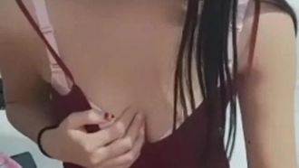 短いスカートと赤い網タイツを履いたセクシーな若い女性ホストが、JJ を舐めた後、バスルームで上に乗ってセックス ショーをします。