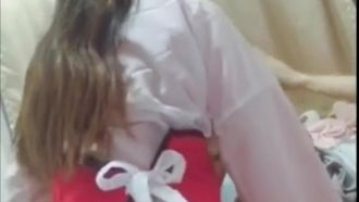 美しくて人気のあるインターネットセレブの女神ディアガールが空から落ちてきました。彼女はマッチョな男性に発見され、セックスを強要されました。彼は私をできる限り激しくセックスしました。もう我慢できない！
