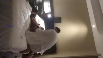 逞しい腰とプリ尻、有能なショートヘアの美人OLがプライベートではとてもスケベで、セックス相手とホテルでデートして制服姿で弄ぶのが見どころ。彼女は夫が死ぬと叫び続けます。