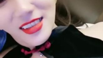 赤い唇を持つ若い女性、巨乳、ダブルブレスト舐め、オーラルセックス、上に乗って、後背位、セクシーな大きなお尻