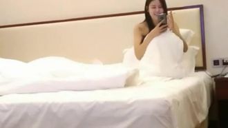 正妹大学生口技熟练上位狂摇～男生爽到狂喊：「叫爸爸！」
