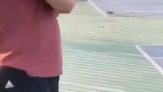 かわいい女の子は彼女を元気づけるために服を脱いだのでしょうか、それとも悪いことをするためにここに来たのでしょうか？彼女が勝者だと思います！