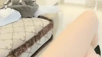 和苗條嫩穴美少女約啪，先用玩具讓她開心再好好幹～