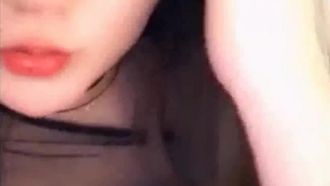 美しい胸を持つセクシーなピンクの女の子は哀れなふりをしていて、誰も彼女を愛していませんでした〜彼女は人生でいくつかの金塊を手に入れました！