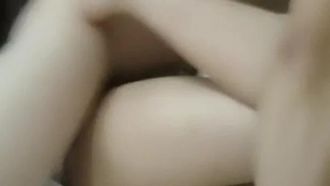 清純そうな見た目の美少女が刺激を求めて外で見知らぬおじさんと部屋を借りてセックス～。