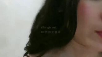 オナニーを楽しむ可愛い女の子～ファンとセックスしながらマンコをいじる