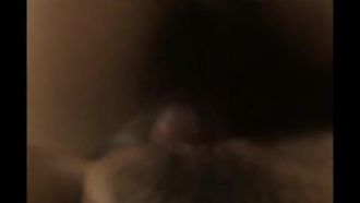 洗澡洗到鸡动硬梆梆，只好让小女友帮忙消消火～