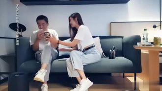 セクシーな足の長い美女とセックスする約束をしたので、少し緊張していましたが、ゆっくりイチャイチャしてから、激しくセックスしました〜。