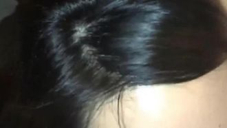 漂亮小女友吃肉棒，不只要喂饱他还要射她满脸当精华液～