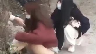 The Internet went viral ~ A student girl skipped class and climbed over the wall to celebrate Christmas! Her long skirt was accidentally pulled off, revealing her round buttocks! A passerby accidentally recorded the whole process!