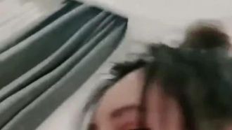 有钱就可以任性！两位小姐姐买了只小狼狗帮她们身体舔个乾净