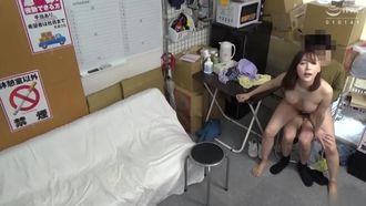 パートの人妻さんが若い従業員をこっそり連れ込んで楽しむヤリ部屋になっているバイト先の休憩室15