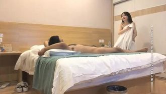 My brother made a date with a hot girl with big breasts in a hotel. If he didn’t do it once, he had to put on her high heels and keep doing it~