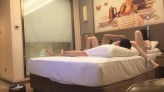 「Wenxuan's Best Beauty」は、白い服を着た2人のセクシーな女の子とセックスする約束をし、棒で2人の女の子を楽しい時間を過ごしました〜