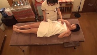 Secretly filmed in a massage parlor 02 A beauty-loving woman reveals her lustful and crazy attitude!