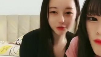The hottie Huya, known as Little Reba, dances and masturbates with her sisters, giving her fat brother a good fuck~