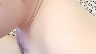 有钱真好！大叔找个年轻嫩妹子双人啪啪秀~妹子舔硬后再上去猛摇