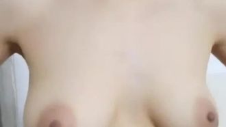 苗条大奶美少妇和炮友啪啪，大黑牛震动自慰69姿势口交上位骑乘自己动