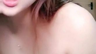 A girl with glasses takes a large-scale sex selfie~ She fucks her sex partner without a condom until her pussy turns red~