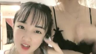 A beautiful female college student and her best friend have passionate sex in the dormitory, playing with each other's beautiful breasts and pink holes and making soft moans~