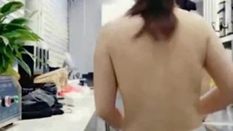 奶茶店服务员兼职网路主播，打烊后和同事在吧台上啪啪～