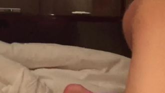 女子大生は自分のおっぱいをバッグと交換して、セックスするためにシュガーダディとホテルの部屋にチェックインします〜