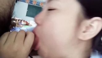 クラスメイトが教室に来る前に彼氏がチャックを開けて彼女に棒をあげた！