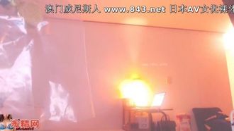穿蕾丝情趣内衣，丁字裤的骚妇自慰，寂寞难耐求人操