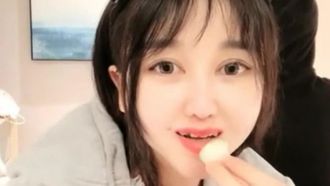 The girl with beautiful breasts and cat ears used a lottery live broadcast to train her virgin fan to have sex. The sexy little wild cat had a strong sexual desire and fucked the young man three times in one night~