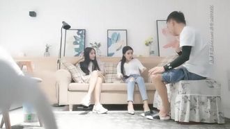 《千人斩嫖老师》约了两个长髮嫩妹子玩双飞，台子上让她俩叠一起轮流被肏~