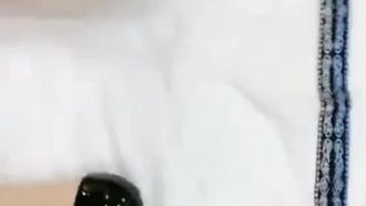 Avove约啪长腿漂亮妹子，先抠弄无毛穴后再无套抽插到中出