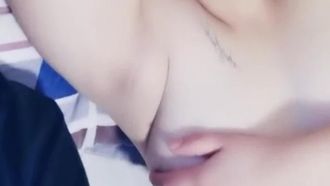 爆乳白嫩妻子一早就想打晨炮吃雞，把老公肉棒弄硬後自己騎上去~