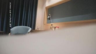约到极品雪肌妹子一起啪啪，当然要全力冲刺让她爽得淫叫连连~