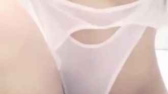 性感直播主《啵啵女神》，镜头前脱衣热舞，直播洗澡露出完美身材及粉嫩小骚穴~