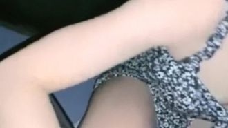 电影院里萤幕上木兰杀敌干翻外族，骚妹子则在座位上被男友无套干翻~