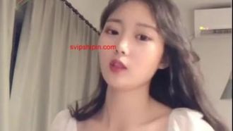 物静かで美しい女の子です。彼女はスラリとした脚、背の高い体型、そして純粋な顔を持っています。彼女は弟に​​付き合ってもらいたいです！