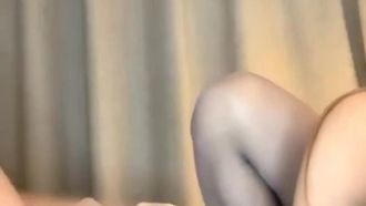 私の兄と2000歳の女の子が誰かと3Pし、黒いストッキングとハイヒールを履いて、コンドームなしでセックスし、2つの口を同時に食べます。