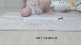 正妹与闺密一起吃热狗~结果大家都在注意她的事业线