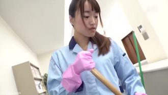 辦公室工作的時候半夜進來了一個清潔員！