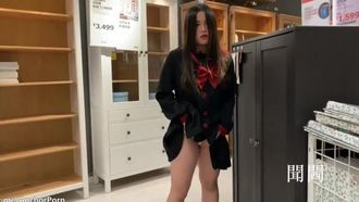 若いのに女子校生は下着の中にバイブを入れて露出願望を満たすためにIKEAに行くなんて健気ですね～。